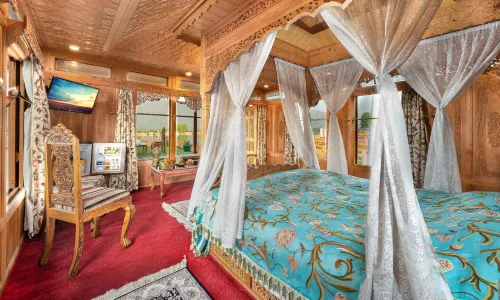 WelcomHeritage Gurkha Houseboats
