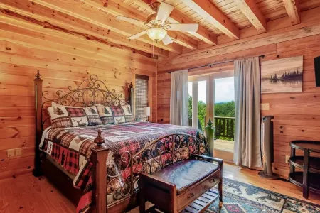 5 miles to Tryon Equestrian Center large log cabin  4 Bedroom 2.5 bath