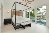 Luxury Waterfront Home w/ Pool, Hot Tub & Dock Near Las Olas Gulfstream