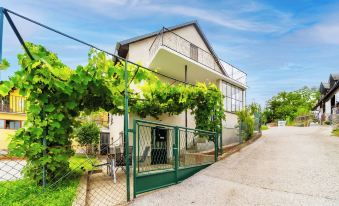 Family Friendly Apartment with Parking - Happy Rentals