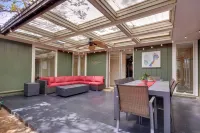 Mid-Century Modern Home w/ Fire Pit & Gas Grill! - بيت ضيافة