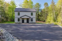 Serene 2-bedroom apartment with WiFi in Ellsworth with a backyard stream.