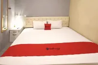 RedDoorz at Deluxe Hotel near Terminal Purabaya Bungurasih Hotel di Kecamatan Gedangan