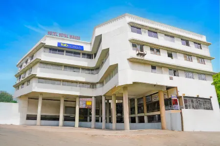 FabHotel Royal Manor - Hospital Chowk Отели рядом с достопримечательностью «ISKCON Rajkot, Sri Sri Radha Neelmadhav Dham»