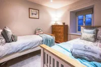 Luxury Riverside Cottage by Aysgarth Falls: Perfect for Walkers & Nature Lovers