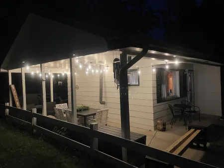 Houghton Lake cabin with covered outdoor entertainment space. No cleaning fees.