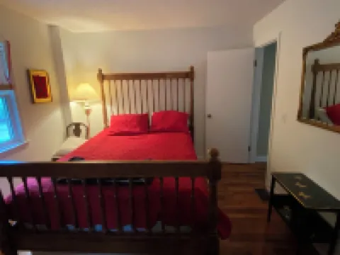 Charming 4 bedroom 3 bathroom cottage with lake view