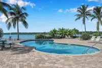 Waterfront quiet condo w Pool by Madeira Beach