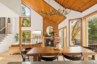 The Fancy Fox Stunning 4 Br Retreat, Min to Lake - 4-Star