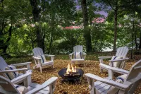 Lakeside Luxury: Private Dock, Kayaks, Game Room Hotels in Soddy-Daisy