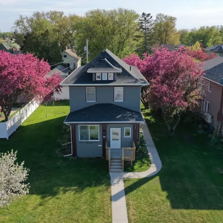 Cheerful 4 Bedroom home close to the waters edge.