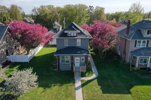 Cheerful 4 Bedroom home close to the waters edge.