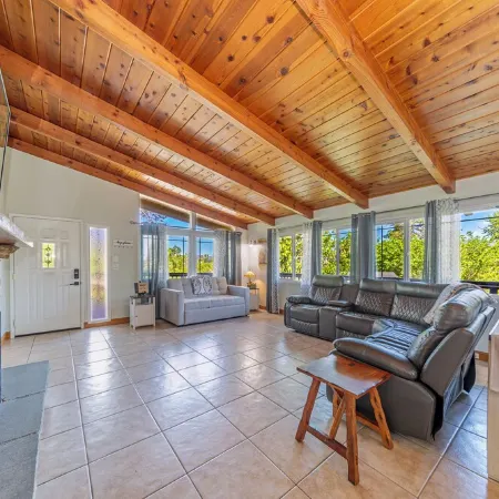 Family friendly 4-bedroom house in Oakhurst with 2 King Bedrooms, WIFI and HVAC.