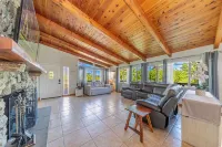 Family friendly 4-bedroom house in Oakhurst with 2 King Bedrooms, WIFI and HVAC.