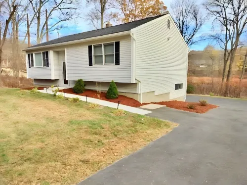 Rustic Charm Meets Modern Comfort 3-Bedroom Raised-Ranch Cottage in Wooded Area Hotels in Waterbury