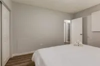 *Cozy* 1 Bdrm Apt In DT Calgary! Save-On-Foods 주변 호텔