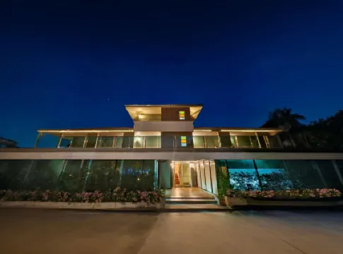 Bsk Inn Hotels near Giant Raintree (Monkey Pod Tree)