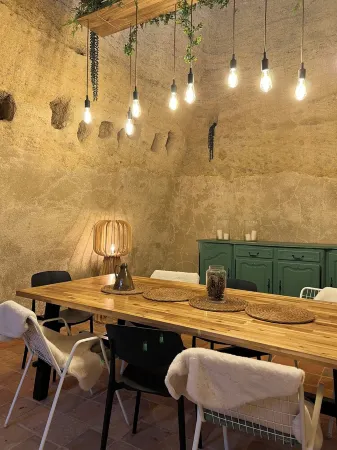 Entre Nous "Au Troglo" Troglodyte house with jacuzzi Отели в г. Дуэ-ан-Анжу