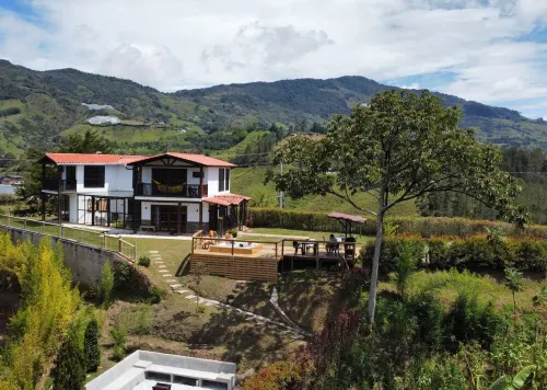 Altavista house: Spacious 5-bedroom with Lakeview, Jacuzzi & WiFi in Guatape