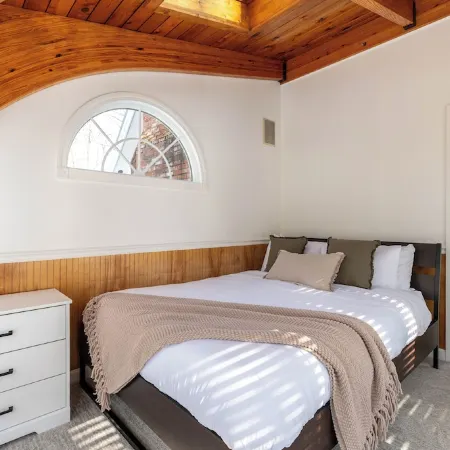 White Cap Cabin, Dog Friendly Chalet Including a Game Room, Hot Tub, Fireplace