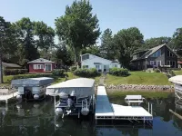 Stylish 4-bedroom cabin with AC, WiFi & boat rental available!