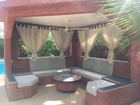 Charming green villa, private pool 5 minutes from the sea Отели в г. Сали