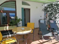 Casa Minu- cozy family home, street level and sea view-