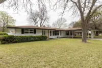 Cozy mid-century rambler - Short drive to the Alamo & River Walk! Hotels in Windcrest
