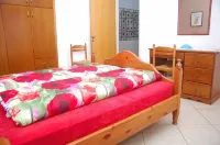 Two very large, bright apartment with private garden, pool and grill Hotel in zona Kissos Garden Centre.