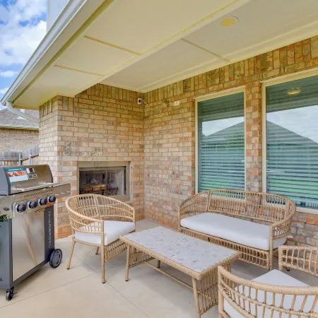 Modern Yukon Retreat: 2 Fireplaces, 14 Mi to OKC