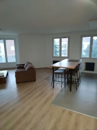 Grand Appartement Lumineux 59 m² Отели в г. Понто-Комбо