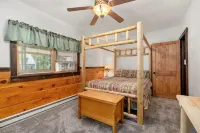 Charming Lakefront Cabin with Private Dock & Gorgeous Views Các khách sạn ở Greig