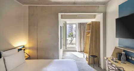 Best Western 11Bauer Paris Saint-Ouen Отели рядом с достопримечательностью «Alstom»