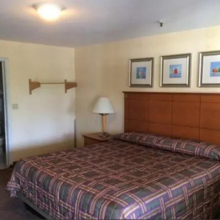 Naugatuck Motor Lodge