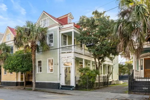 Cozy Patio and Access to Exclusive Club - Charming Historical Haven