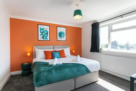 6-Bed Contractor House | Long Stay Discounts | WiFi, Driveway Parking, Smart TV Отели рядом с достопримечательностью «Longthorpe Tower»