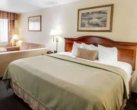 Econo Lodge Inn & Suites