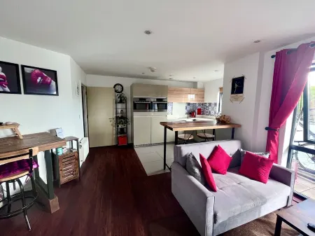 Chic & Cosy Flat with a View Отели рядом с достопримечательностью «St Michael the Archangel»