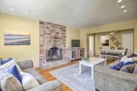 Oceanside Home w/ Yard - Walk to Beach & Pier - Homestays