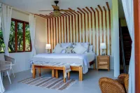Hawksbill - 4 BR Villa in Treasure Beach w/ AC, WiFi, Private Cove & Staff