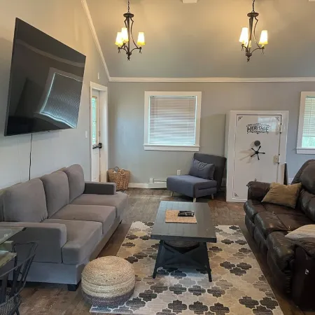 Charming 1-bedroom cottage with WiFi, AC in enchanting Kenoza Lake area.