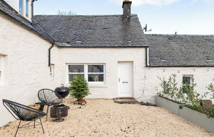 Luxury 3 Bedroom Cottage with Garden, Private Courtyard, in the heart of Killin.
