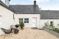 Luxury 3 Bedroom Cottage with Garden, Private Courtyard, in the heart of Killin. - 4-Star