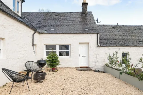Luxury 3 Bedroom Cottage with Garden, Private Courtyard, in the heart of Killin. - 4-Star