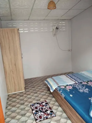 รูปภาพของห้องพักเตียงใหญ่แบบประหยัด มีแค่พัดลม และใช้ห้องน้ำด้านนอก