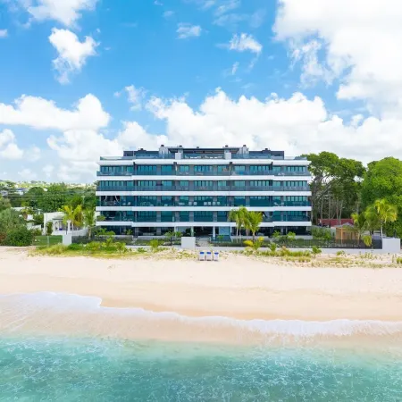 Luxurious Oceanfront Condo with Rooftop Pool on Brighton Beach– Sleeps 4