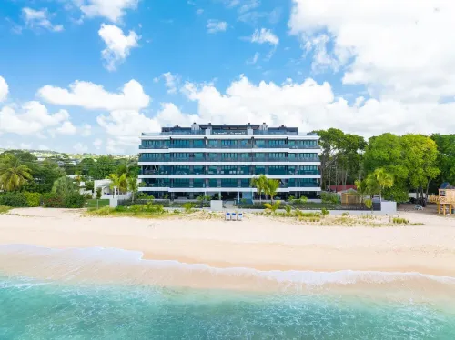 Luxurious Oceanfront Condo with Rooftop Pool on Brighton Beach– Sleeps 4