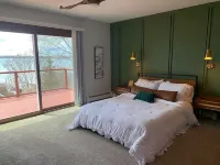 Experience Lakeside Luxury: Your Ultimate Retreat Awaits on Long Lake!