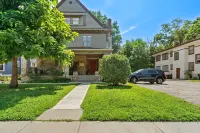 Cozy Midcentury 2Bd - Walk to Restaurants, Westport, & Museums - Free Parking