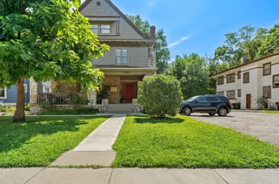 Cozy Midcentury 2Bd - Walk to Restaurants, Westport, & Museums - Free Parking